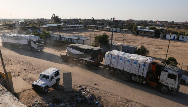 'Gazze'nin kuzeyine kara yoluyla ilk yardım konvoyu ulaştı'